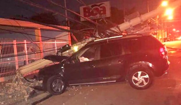 Motorista fora de controle quebra poste ao meio na rua Pirapora