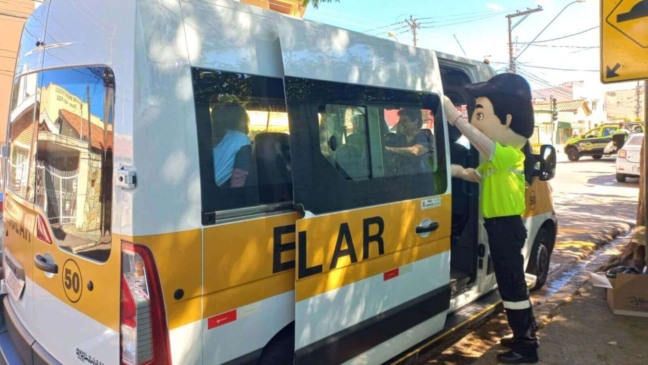 Van de transporte escolar de Jundiaí