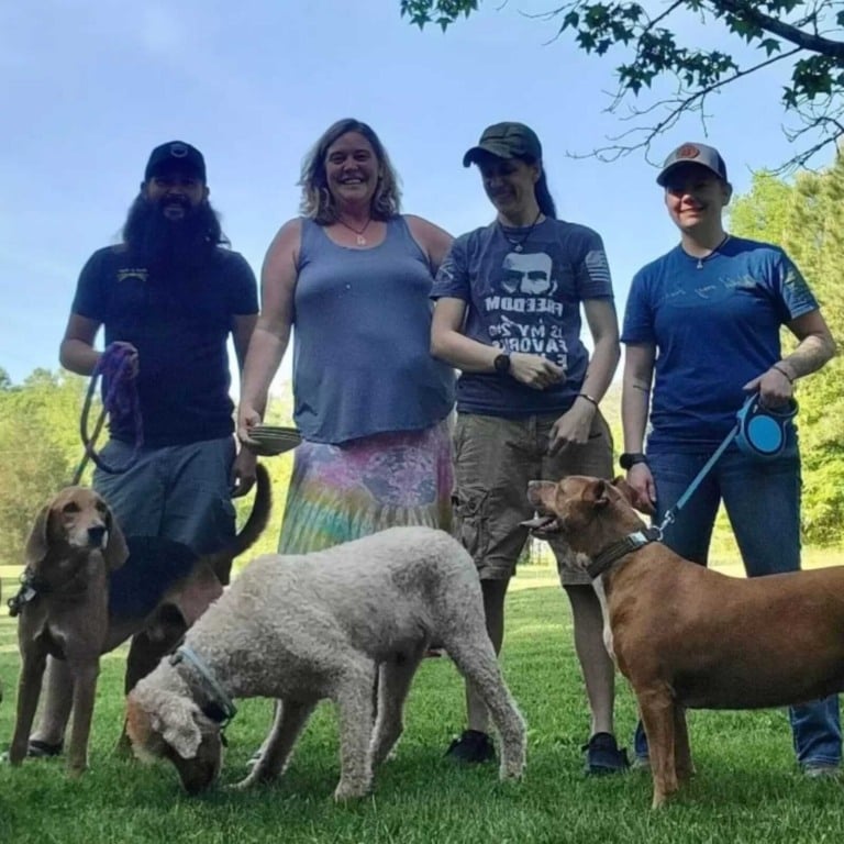 Dois casais com cachorros em parque