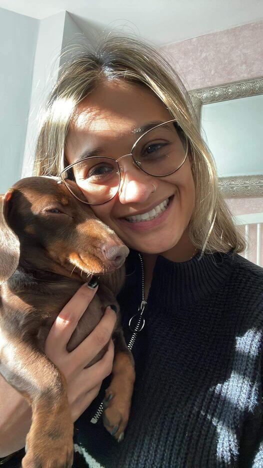 Mulher com cachorro no colo