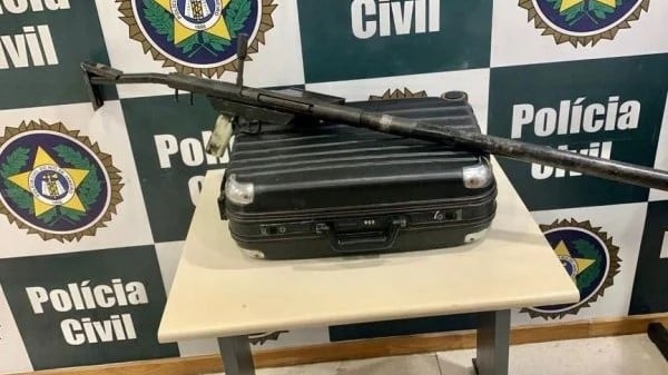 Mulher com bebê no colo é presa com metralhadora dentro de mala