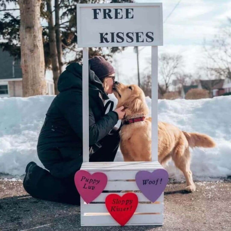 Mulher beijando cachorro