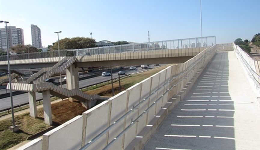 Mulher de 50 anos é esfaqueada em passarela no bairro Retiro