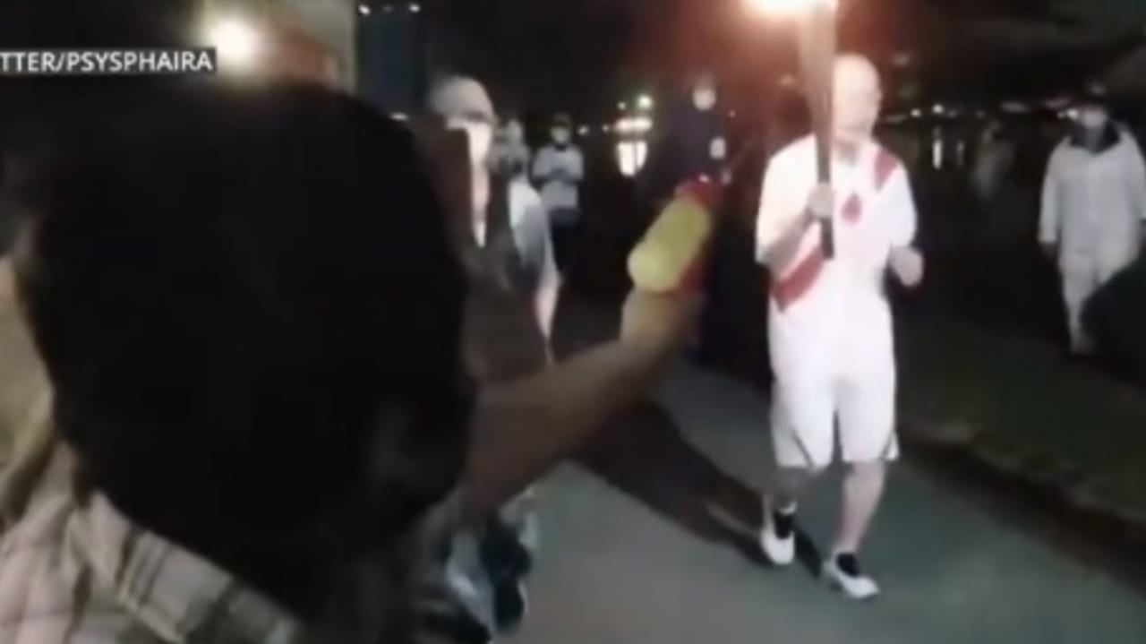 Mulher tenta apagar tocha olímpica com pistola de água no Japão