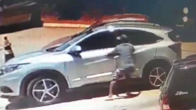 Homem roubando carro