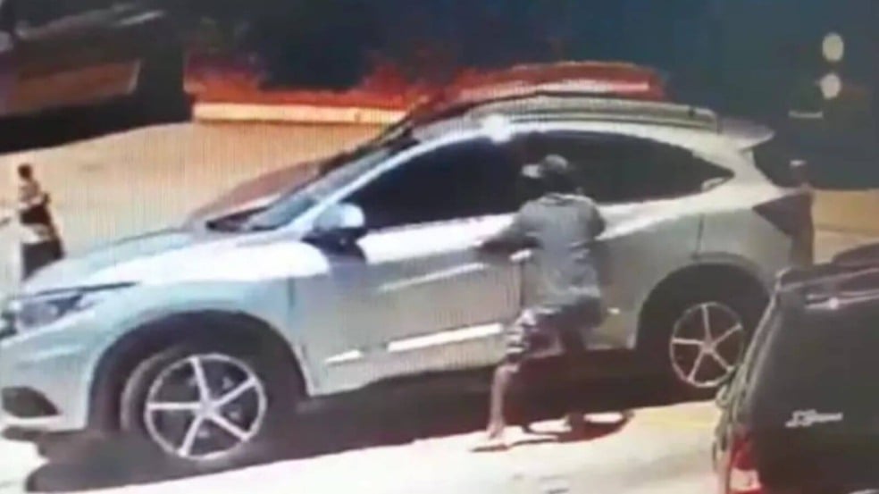 Homem roubando carro