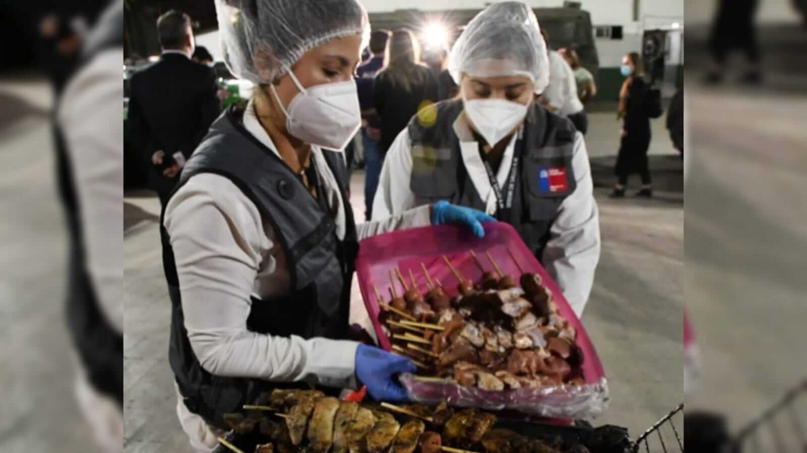 Mulheres segurando caixa com espetinhos
