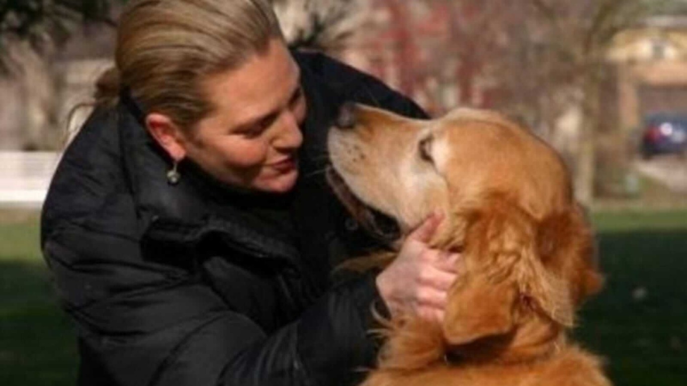 Mulher abraçando cachorro golden retriever