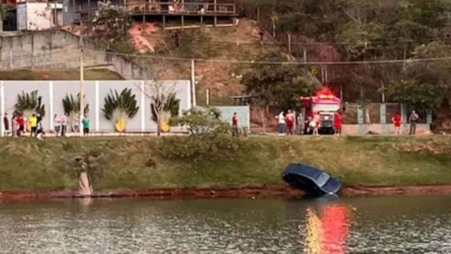 Mulher morre após cair com carro em lago de Jundiaí