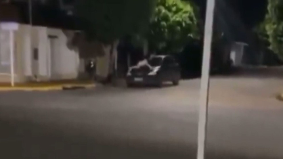 Mulher no para-brisa