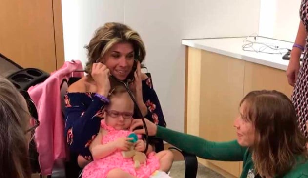 Mulher se emociona ao ver o coração do filho batendo em outra bebê