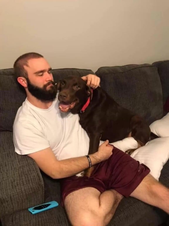 Cachorro deitado com homem