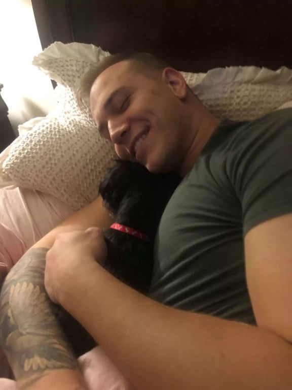 Cachorro deitado com homem