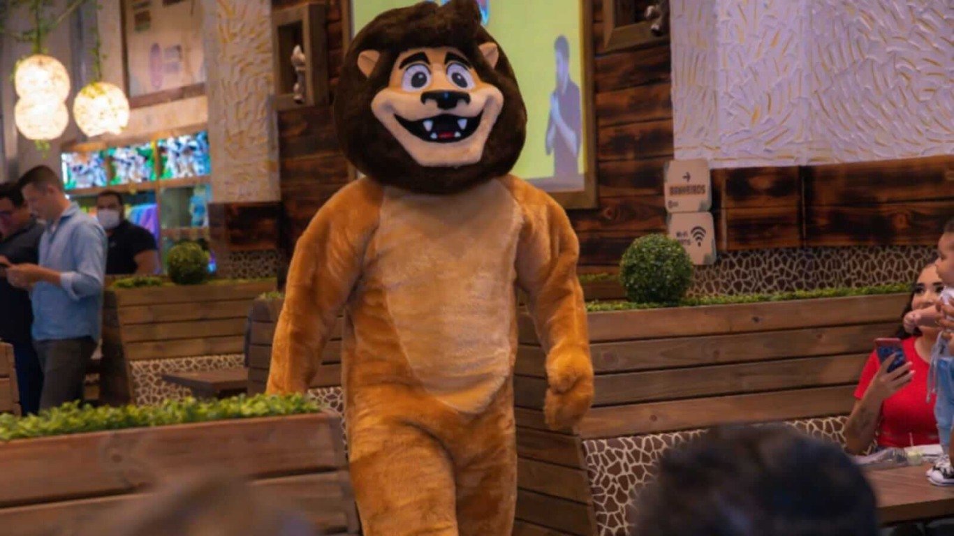 Pessoa com fantasia de leão em restaurante