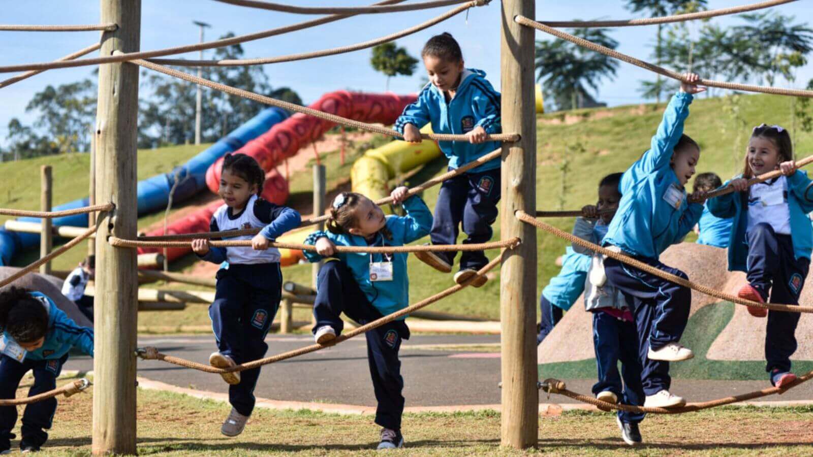 Crianças brincando no Mundo das Crianças.