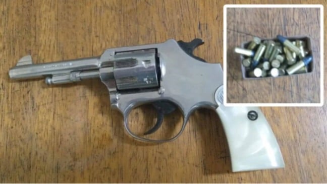 Revólver encontrado em viela na Vila Tupi, em Várzea Paulista