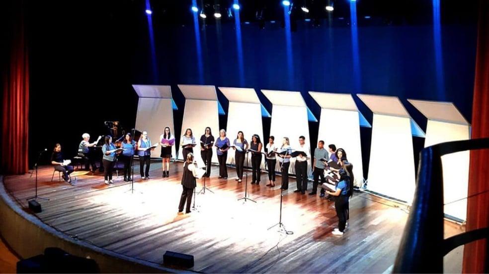 Artistas de coral em palco