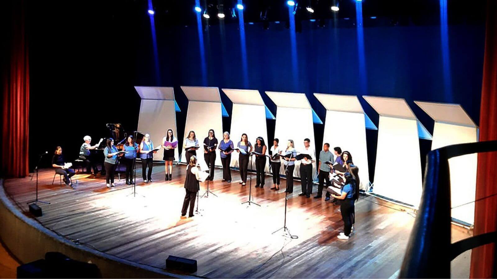 Artistas de coral em palco