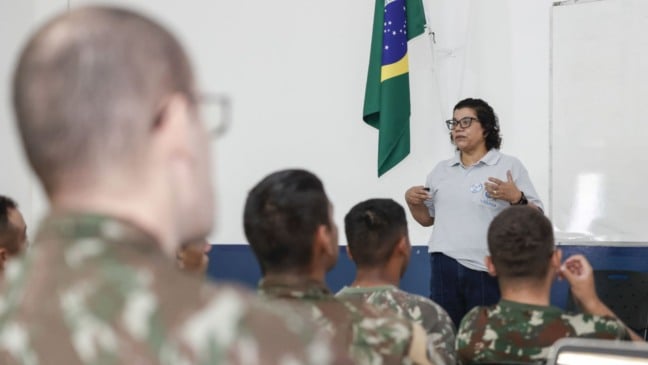 Os soldados foram instruídos sobre o ciclo biológico do mosquito e cos principais criadouros.