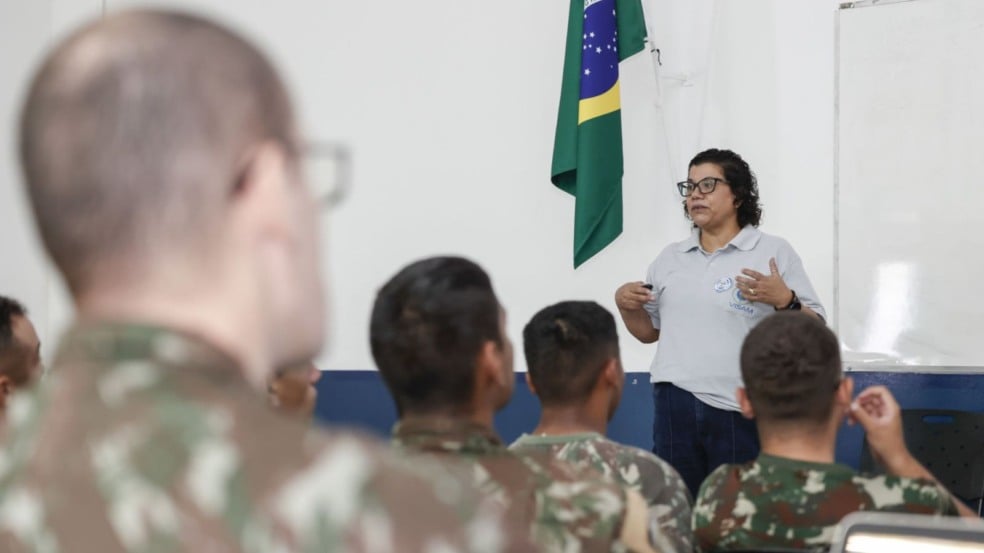 Os soldados foram instruídos sobre o ciclo biológico do mosquito e cos principais criadouros.