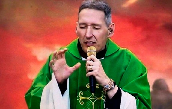 'Nasci novamente', diz padre Marcelo Rossi em missa após ser empurrado do palco