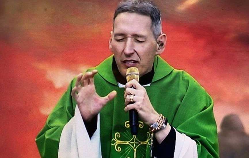 'Nasci novamente', diz padre Marcelo Rossi em missa após ser empurrado do palco