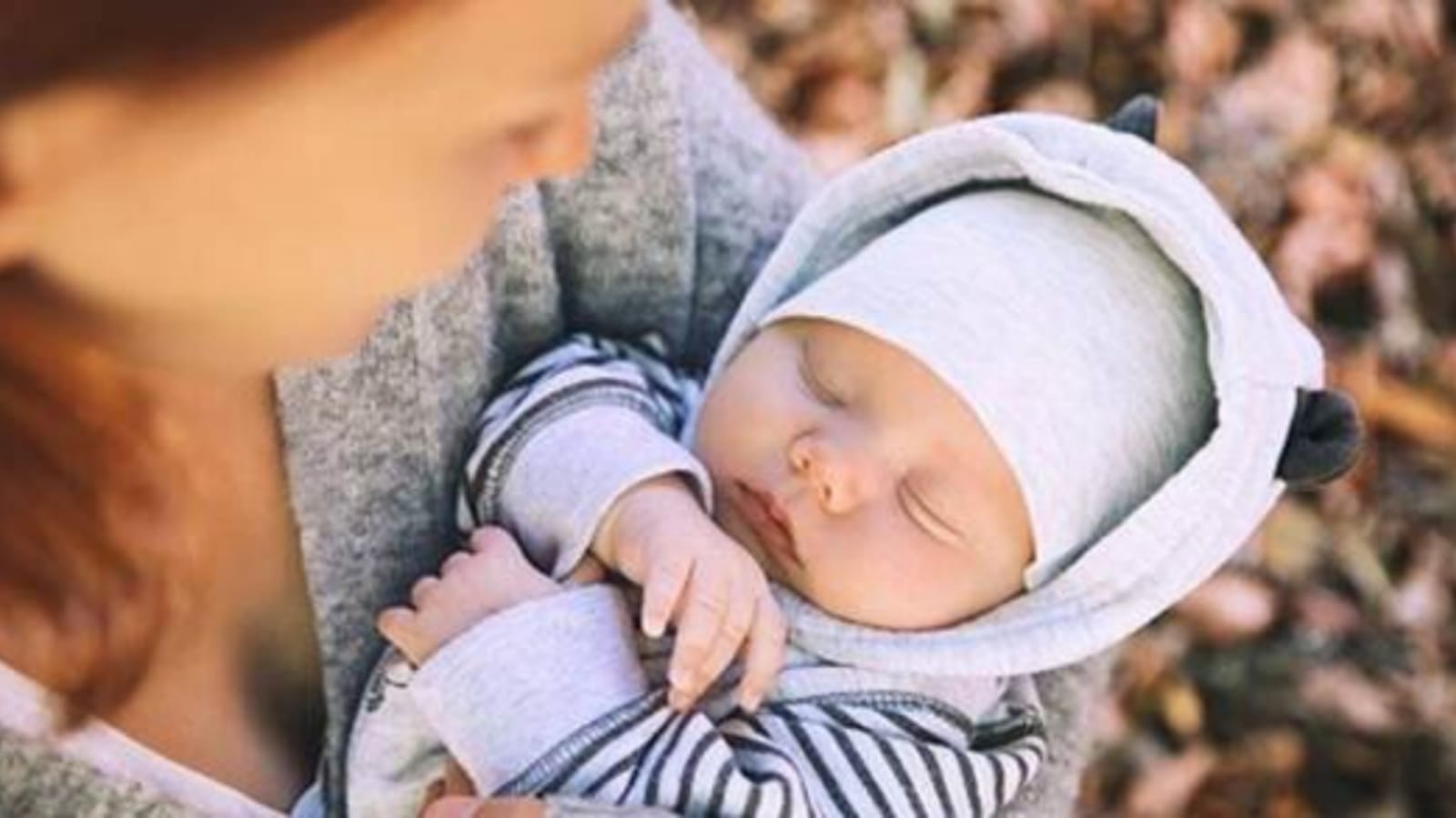 Mulher segurando bebê