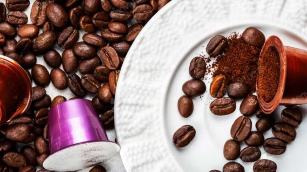 Grãos e cápsulas de café