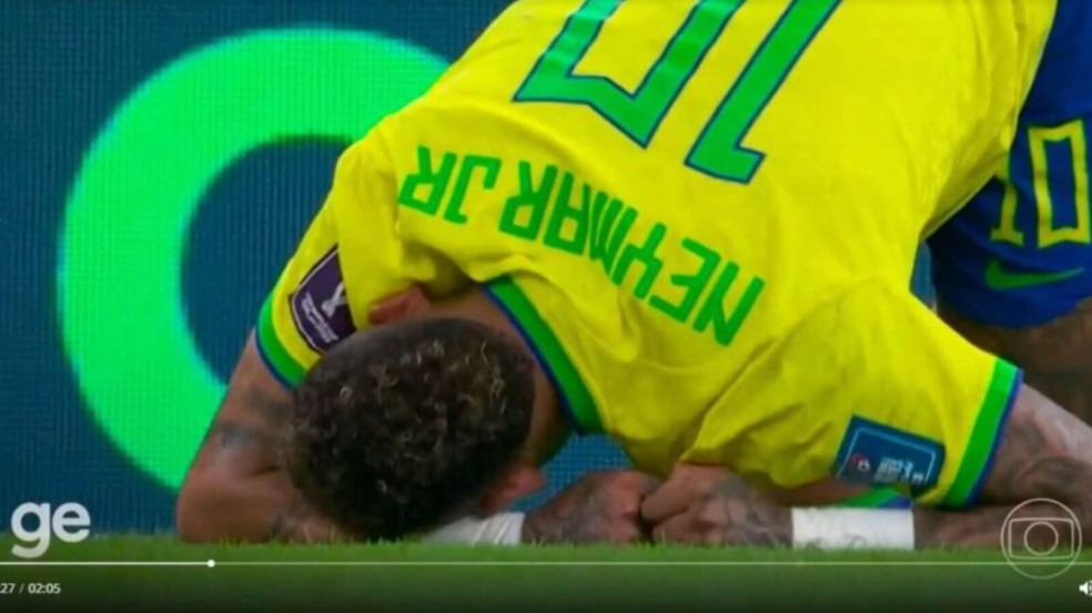 Neymar caído durante jogo