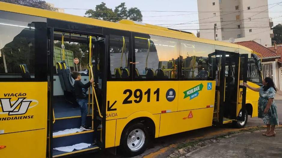 Noiva-vai-ao-casamento-de-ônibus-compressed