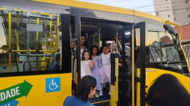 Noiva-vai-ao-casamento-de-ônibus1-compressed