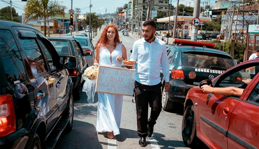 noivos em ensaio pré-wedding no semáforo