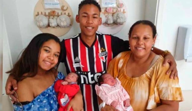 Nora com bebê menino recém-nascido, ao lado do namorado e da sogra, também com bebê menina recém-nascida