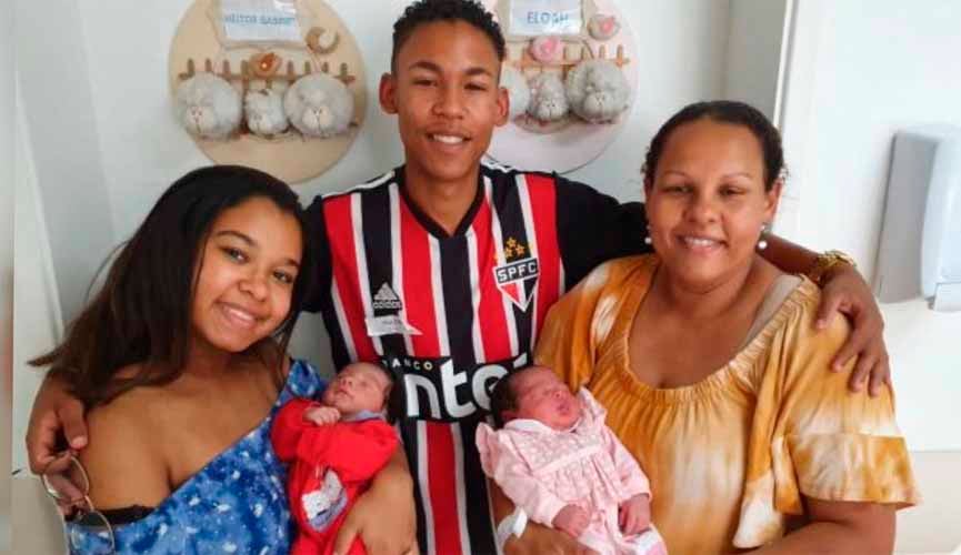 Nora com bebê menino recém-nascido, ao lado do namorado e da sogra, também com bebê menina recém-nascida