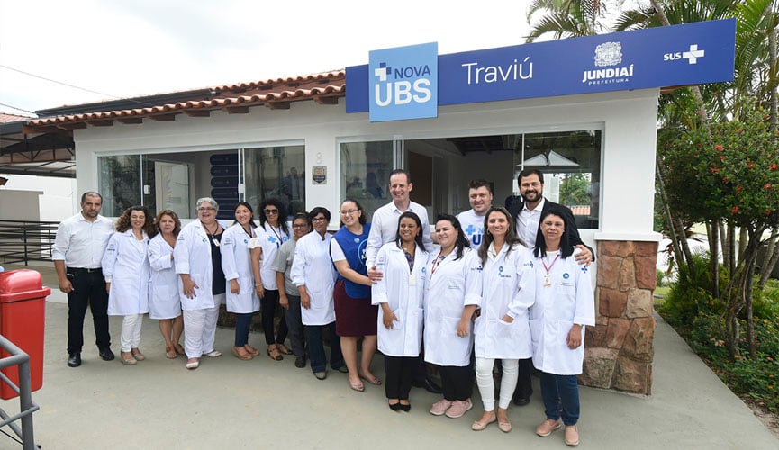 funcionários da ubs, prefeito de jundiaí e membros do poder público posam em frente da nova fachada da UBS do traviu, que foi reformada e ampliada