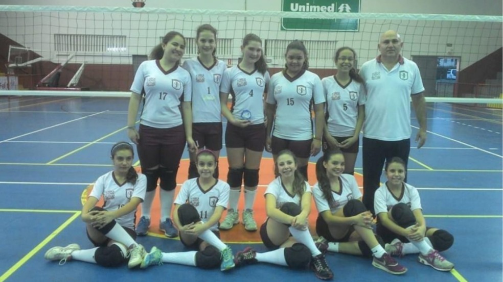 Time de voleibol feminina em quadra de Jundiaí Time de voleibol feminina em quadra de Jundiaí