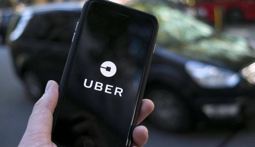 mão segurando celular com a tela inicial do aplicativo da uber