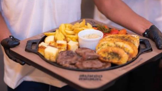 Porções em bandeja de madeira