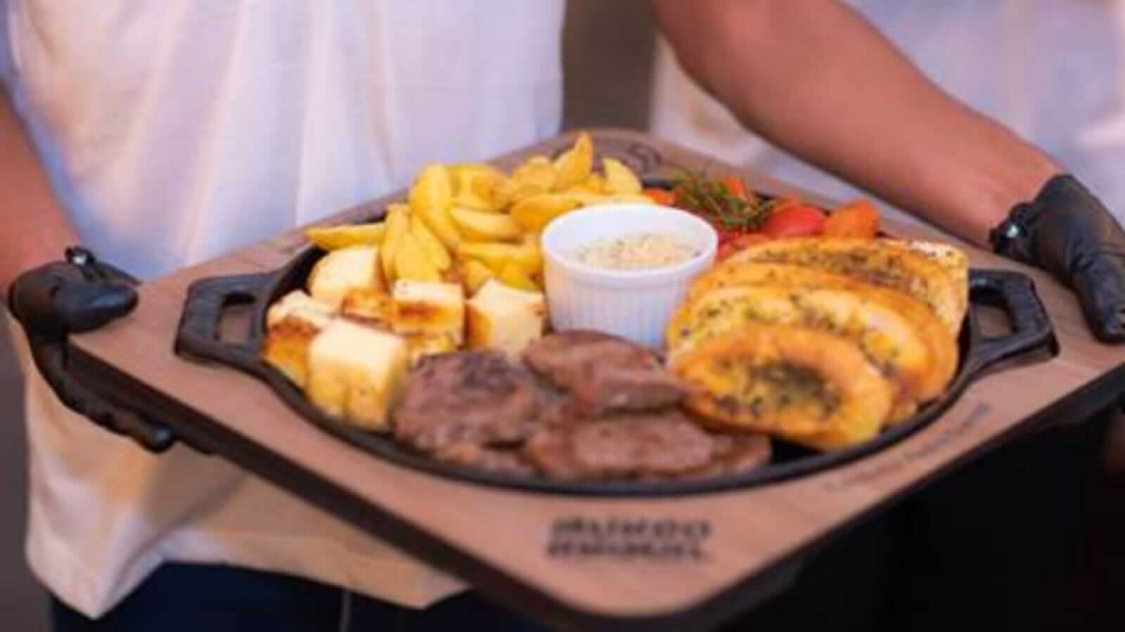 Porções em bandeja de madeira