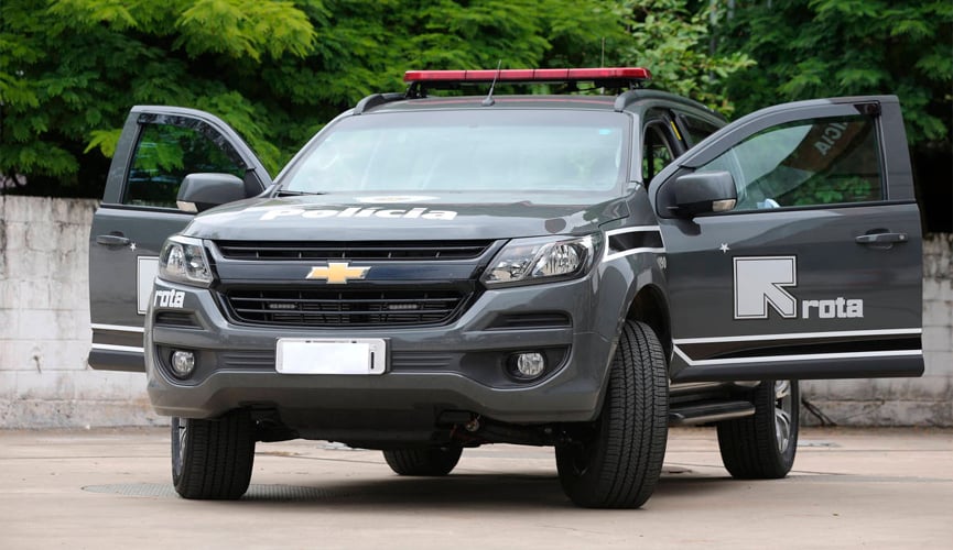 carro da rota da polícia militar do estado de são paulo estacionado em lugar aberto com as duas portas da frente abertas