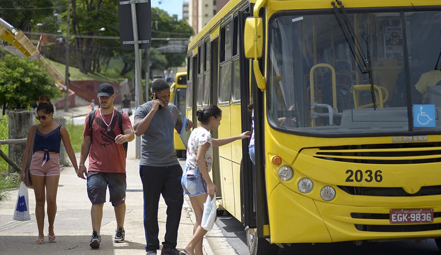 Pessoas subindo em ônibus