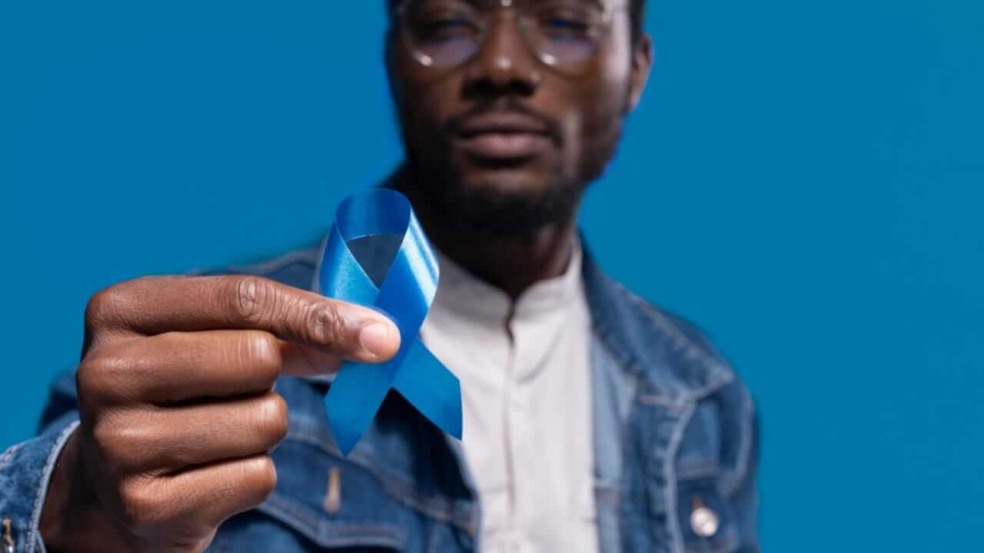 Homem com faixa azul de novembro azul