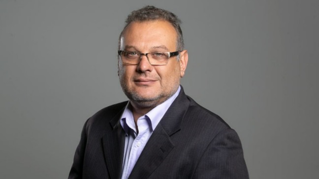 Empresário Márcio Medina em fundo cinza