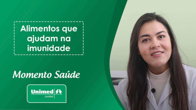 Thumb de vídeo da Unimed com médica em fundo verde