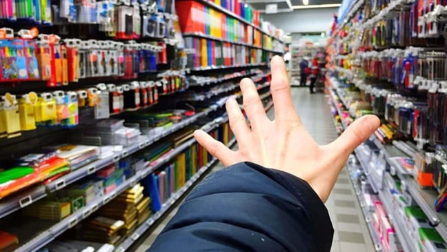 Pessoa em supermercado