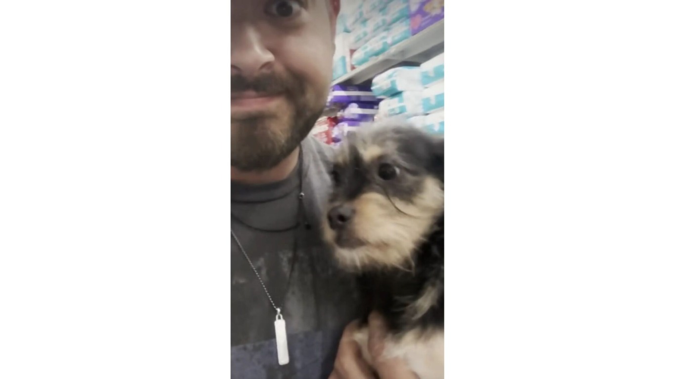 Homem com cachorro no colo