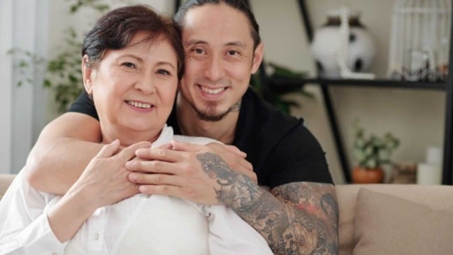 Homem abraçando mulher