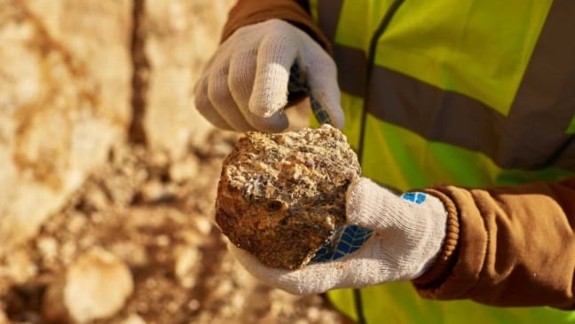 Pessoa com rocha na mão