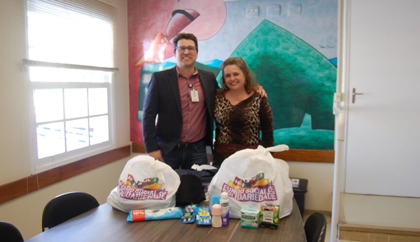 O superintendente do HSV, Matheus Gomes, e a diretora do Fundo Social, Francine Picardi