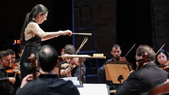 Orquestra Municipal de Jundiaí durante apresentação.